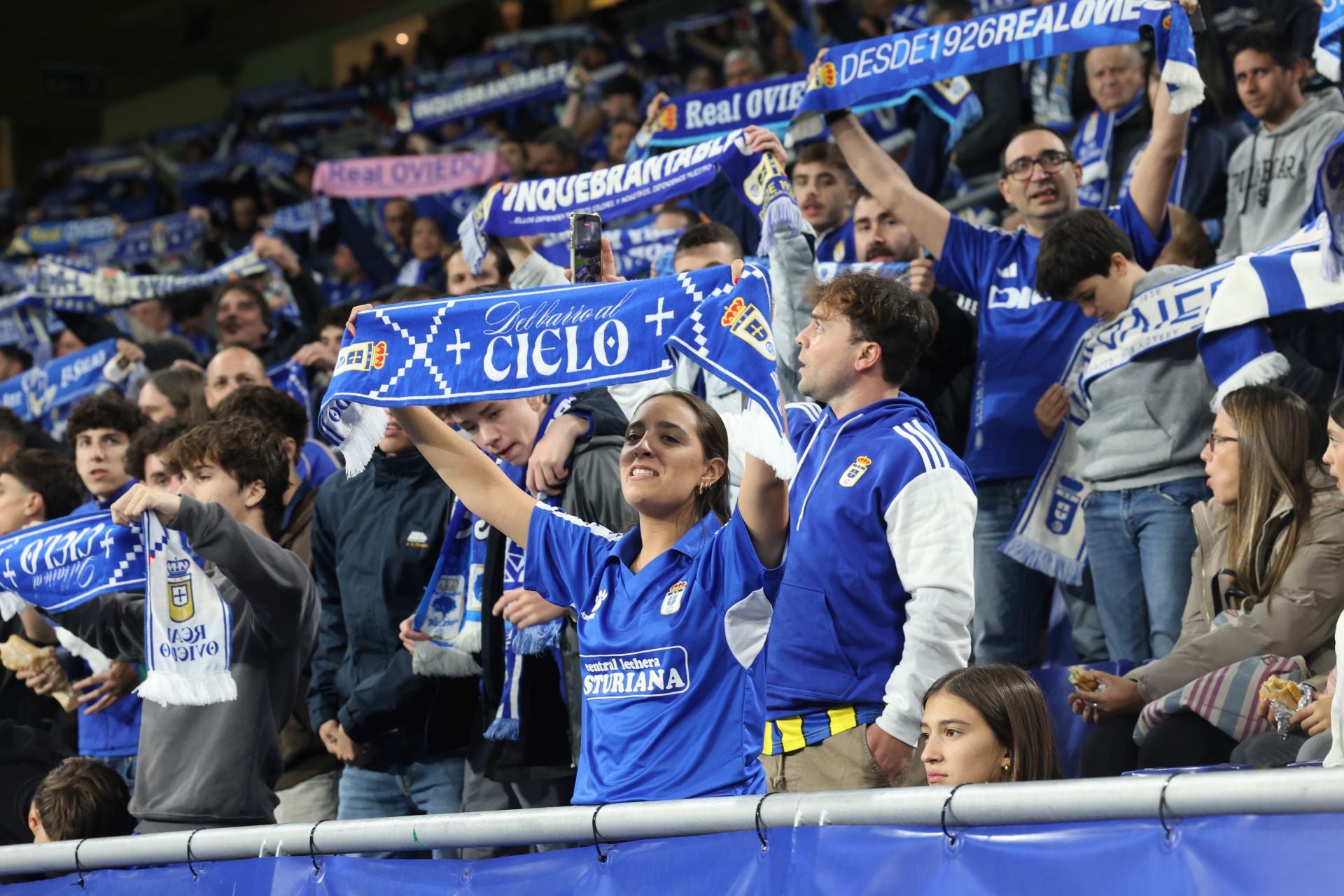 ¿Estuviste en el Real Oviedo - Barcelona? ¡Búscate en las imágenes!