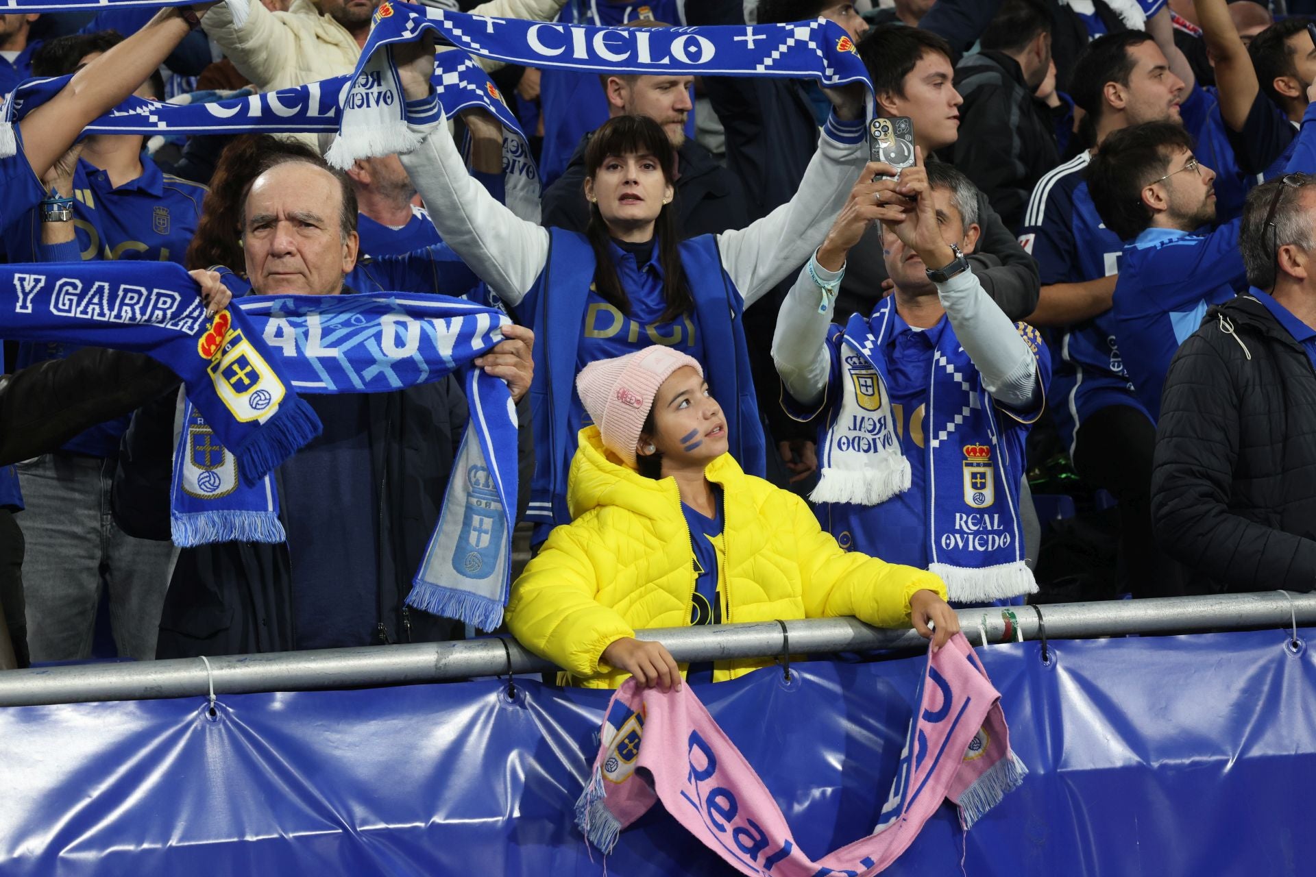 ¿Estuviste en el Real Oviedo - Barcelona? ¡Búscate en las imágenes!