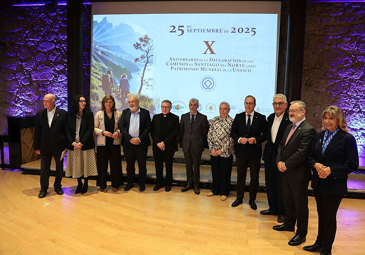 utoridades con la homenajeada Pepa Sanz, junto a Mario Arias, ayer, en el Auditorio.