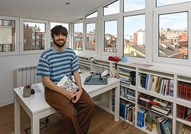 El escritor David Uclés, en su residencia artística en la avenida de la Costa.