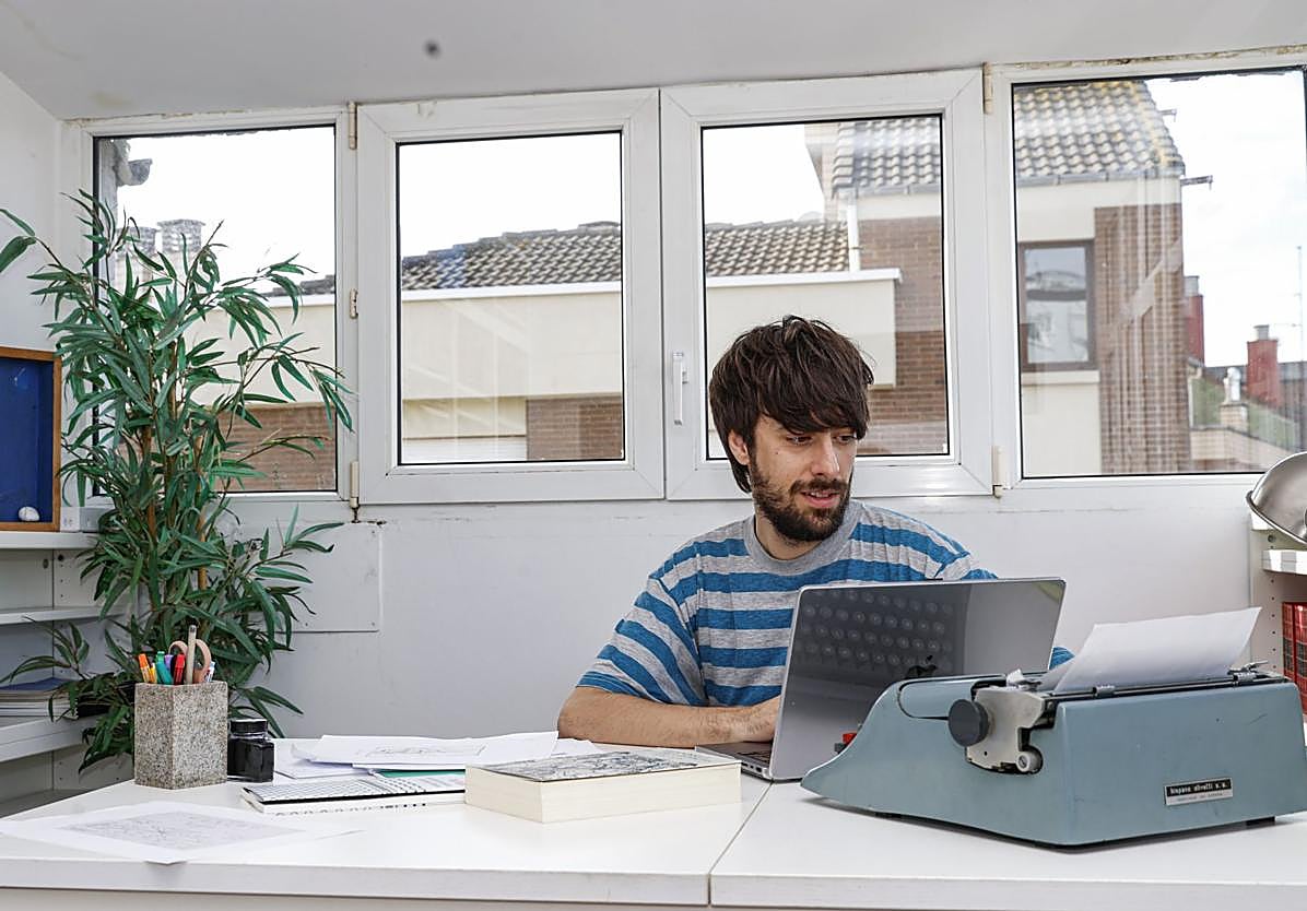 Imagen principal - David Uclés y su retiro creativo en Asturias