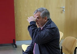 El condenado por daños, J. R. C. en la sala de vistas, este jueves, en Oviedo.
