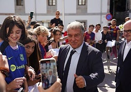 Joan Laporta, presidente del Bracelona, junto a los seguidores del equipo en Oviedo.
