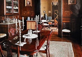 Comedor donde destaca la lámpara de lágrimas de cristal que recuerda al estilo de La Granja (a la derecha).