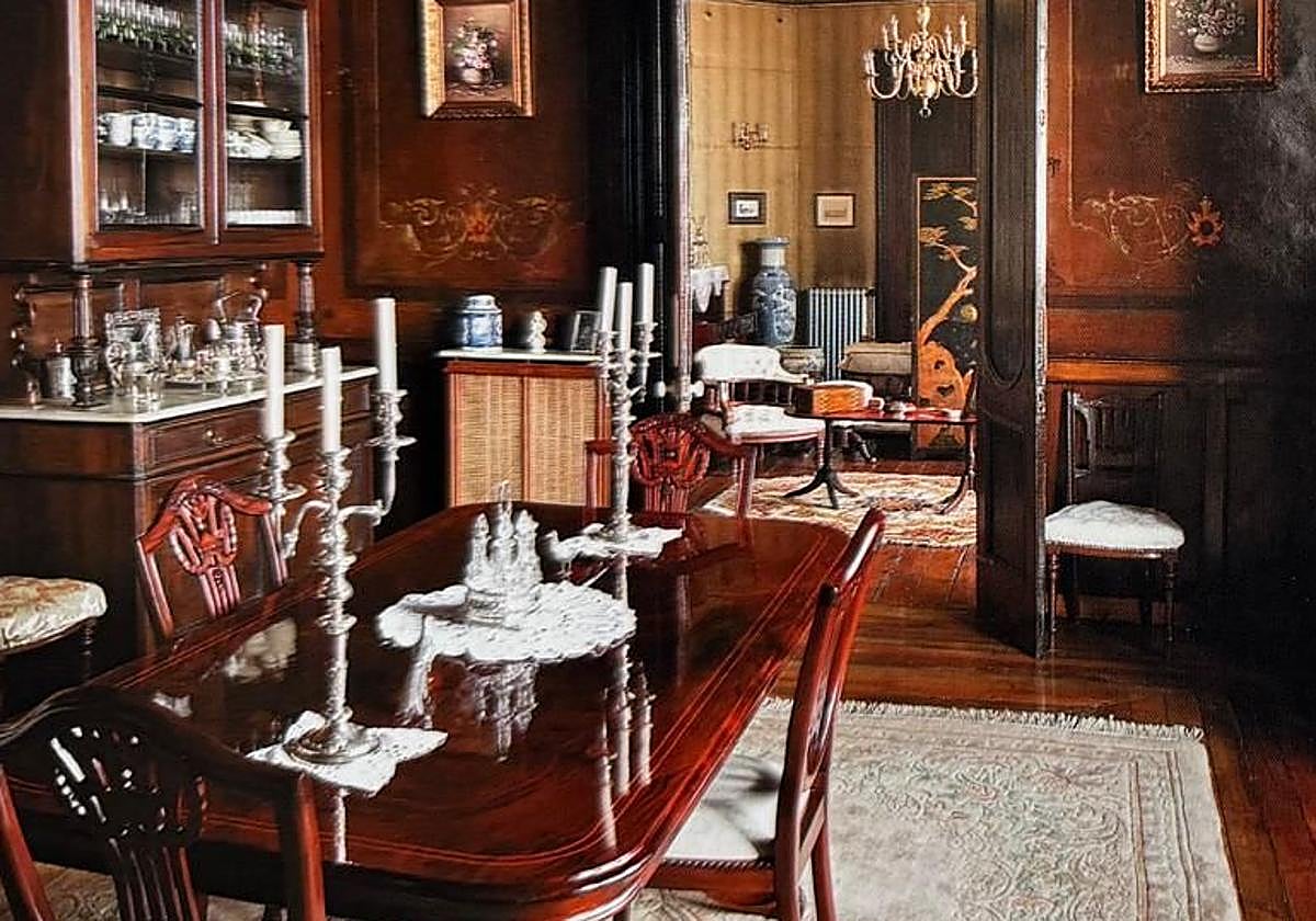 Comedor donde destaca la lámpara de lágrimas de cristal que recuerda al estilo de La Granja (a la derecha).