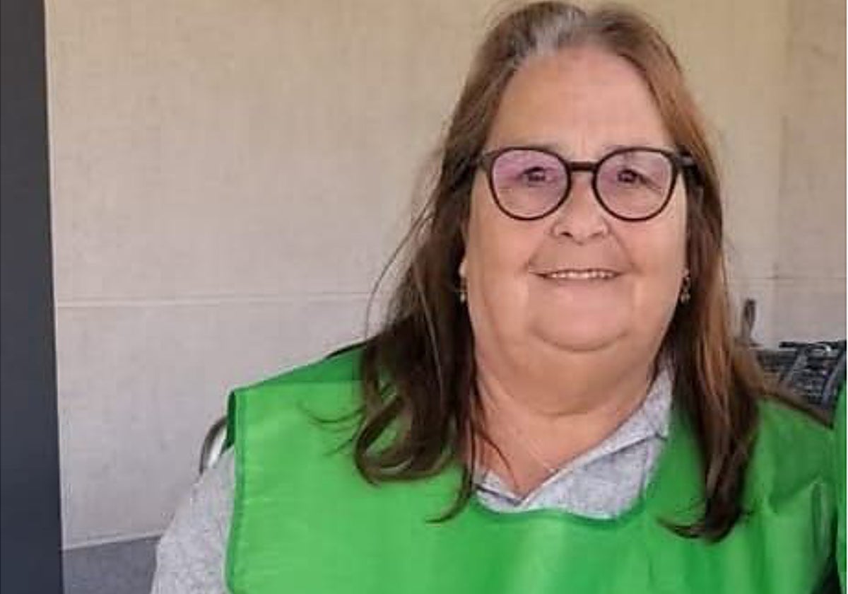 Pilar Ruiloba en un acto solidario como presidenta de la asociación vecinal La Cruz de Ceares.