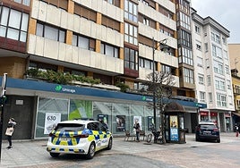 Un coche patrulla de la Policía Local, en La Pola.