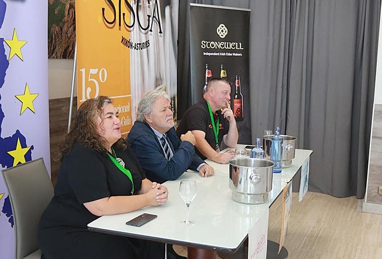Lucía Fernández, Marcos Abel Fernández y Eamon Lucey.
