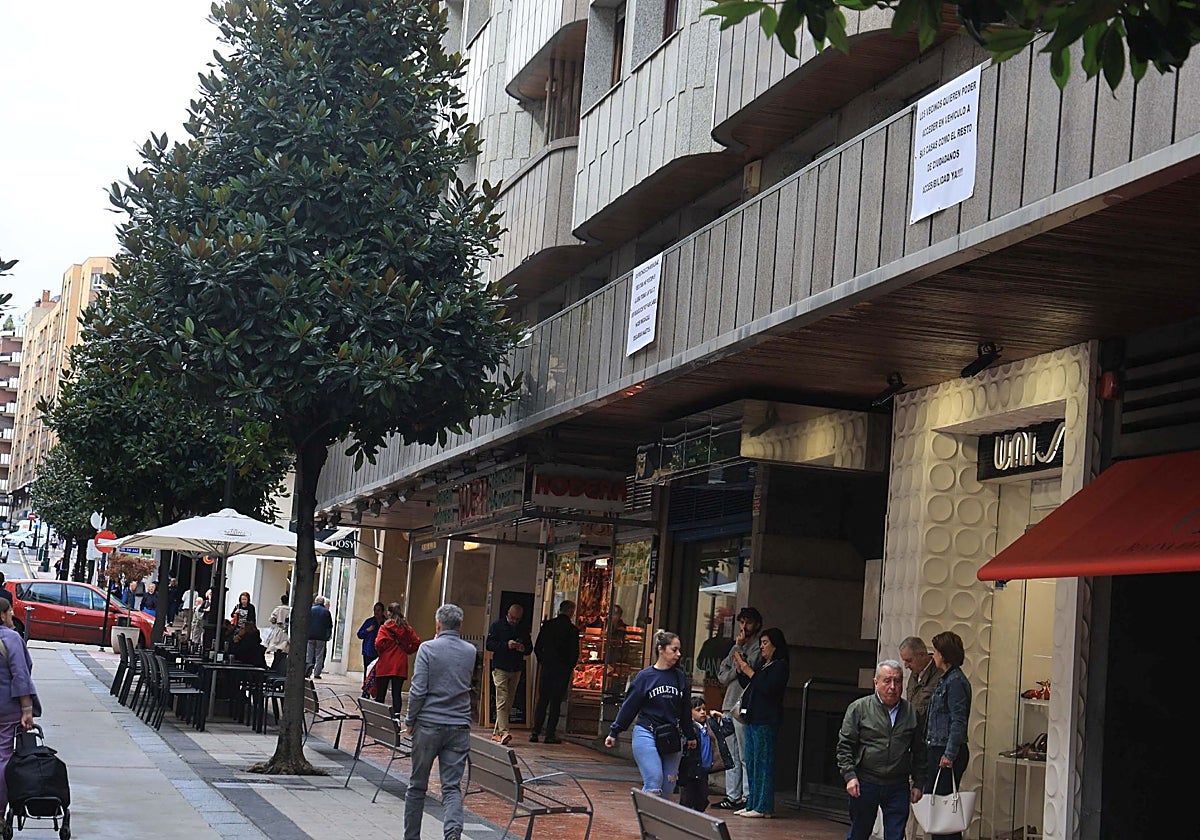 Carteles colgados en la céntrica Gil de Jaz.