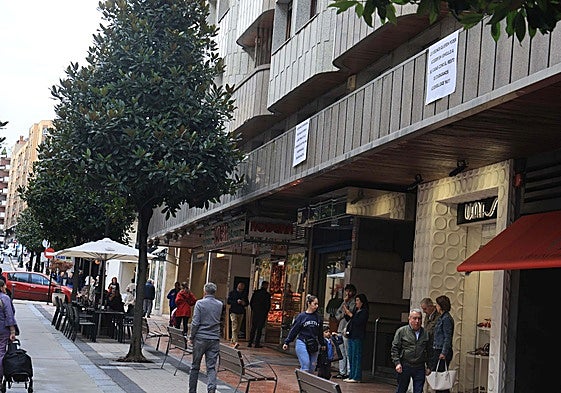 Carteles colgados en la céntrica Gil de Jaz.