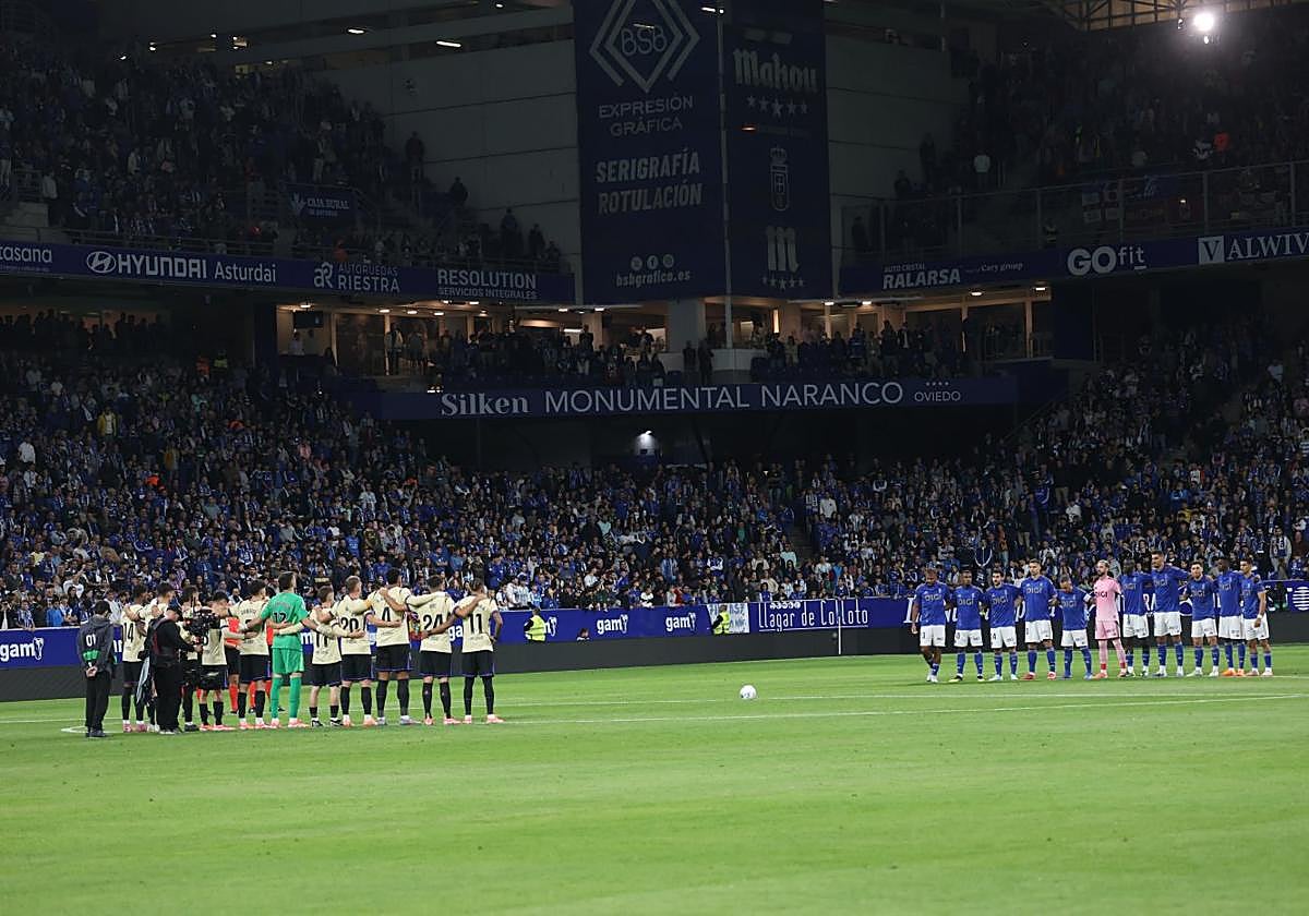 Minuto de silencio antes del inicio del partido en memoria del expresidente Juan Mesa.