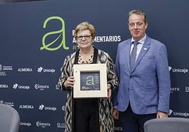 Esther Álvarez, recibió el premio de manos del consejero de Medio Rural y Política Agraria.