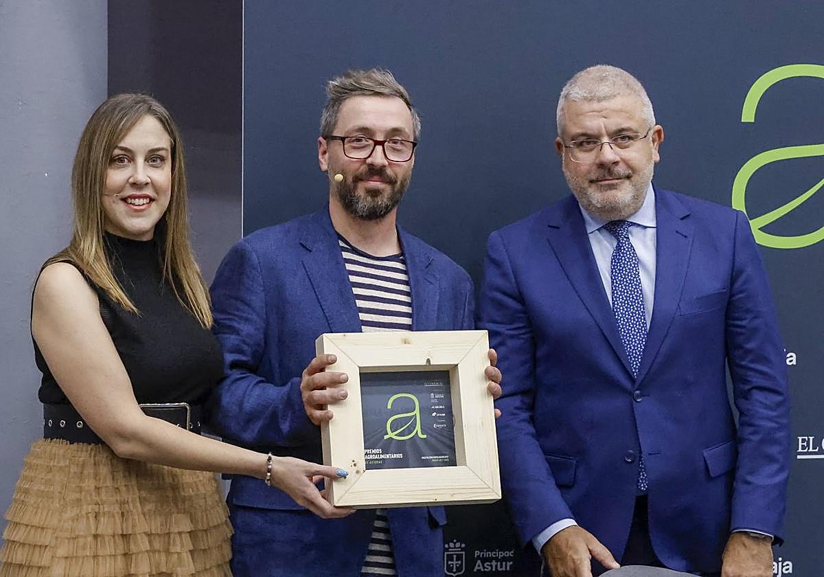 Rubén y Lara García muestran su premio, junto a Luis Manuel Taboada.