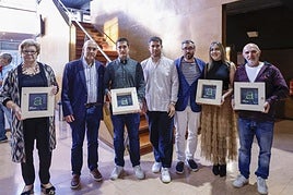 Los premiados: Esther Álvarez, Armando Barrio, Javier Barrio, Armando Barrio hijo, Rubén García, Lara García y Toño García, al término del acto, posan con sus premios.