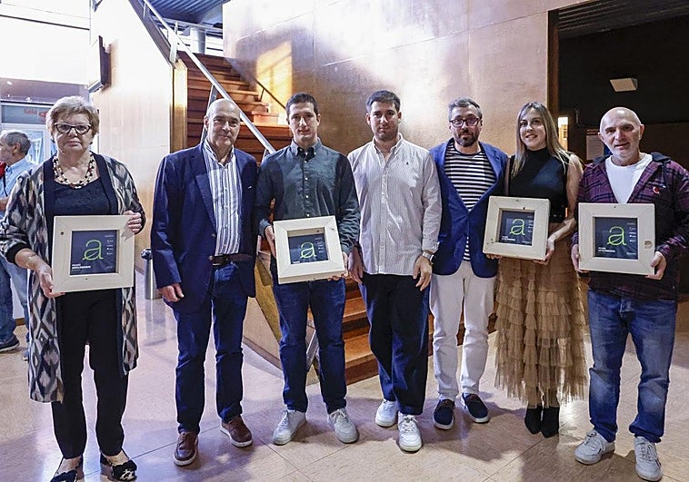 Los premiados: Esther Álvarez, Armando Barrio, Javier Barrio, Armando Barrio hijo, Rubén García, Lara García y Toño García, al término del acto, posan con sus premios.