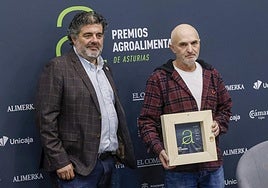 Toño García, al lado de Octavio Villa, con su premio.