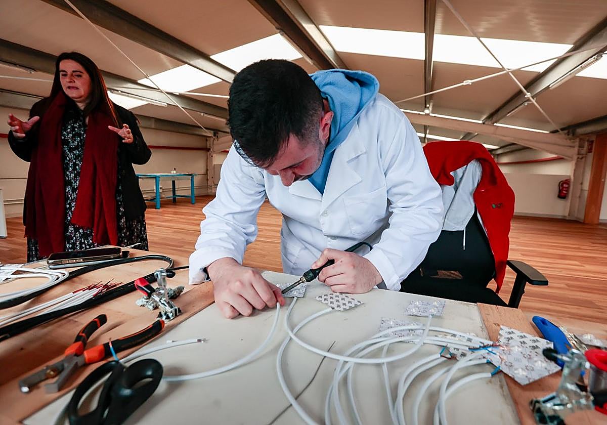 Trabajadores de Sialtrónica preparando los pasos de cebra inteligentes.