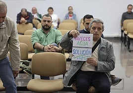 Vecinos de San Adriano y de Naveces acudieron a la sesión plenaria de Castrillón para reclamar soluciones a los problemas con el agua.