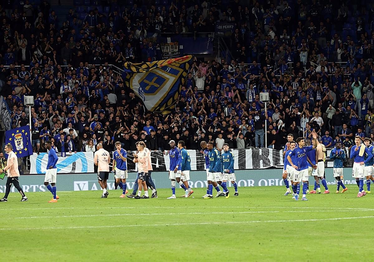 Los jugadores del conjunto ovetense se despiden ovacionados por los aficionados tras el encuentro.