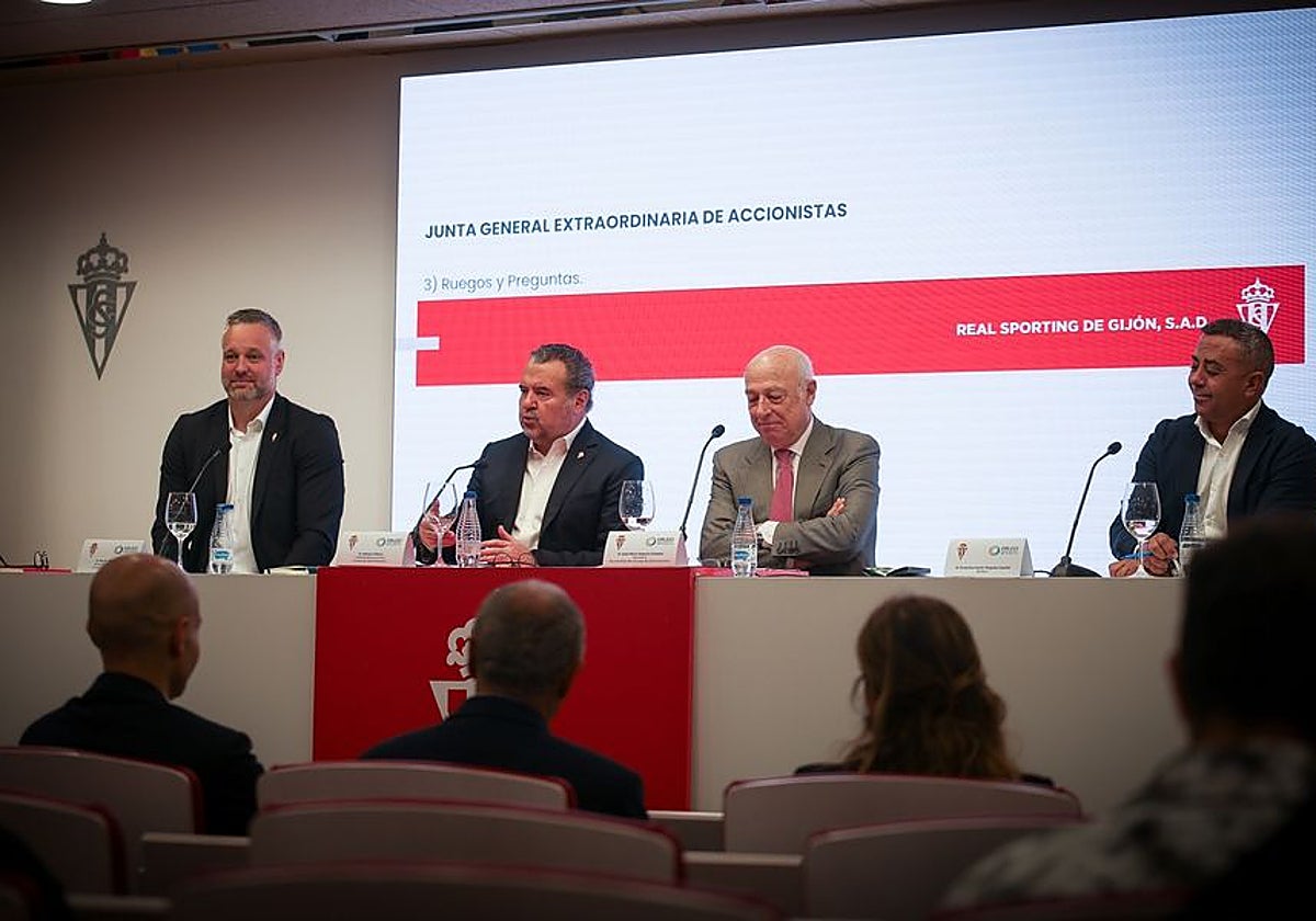 Alfonso Villalva, esta mañana, entre Hollaender, Segovia y Javier Nogales.