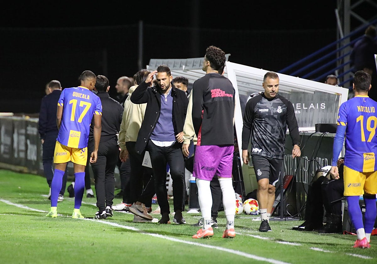 Dani Vidal, el pasado domingo en el banquillo visitante en el partido del Real Avilés en Salamanca ante Unionistas tras la polémica por la decisión arbitral de repetir el penalti.