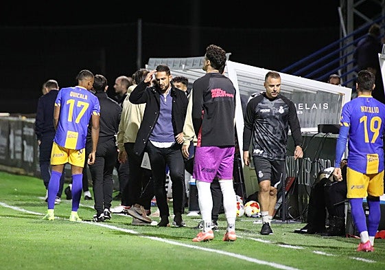 Dani Vidal, el pasado domingo en el banquillo visitante en el partido del Real Avilés en Salamanca ante Unionistas tras la polémica por la decisión arbitral de repetir el penalti.