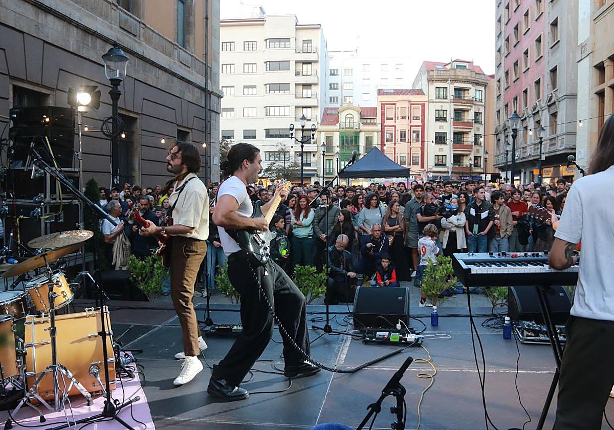 Los asturianos Puño Dragón llenaron con su música la plaza del Parchís desde bien temprano.