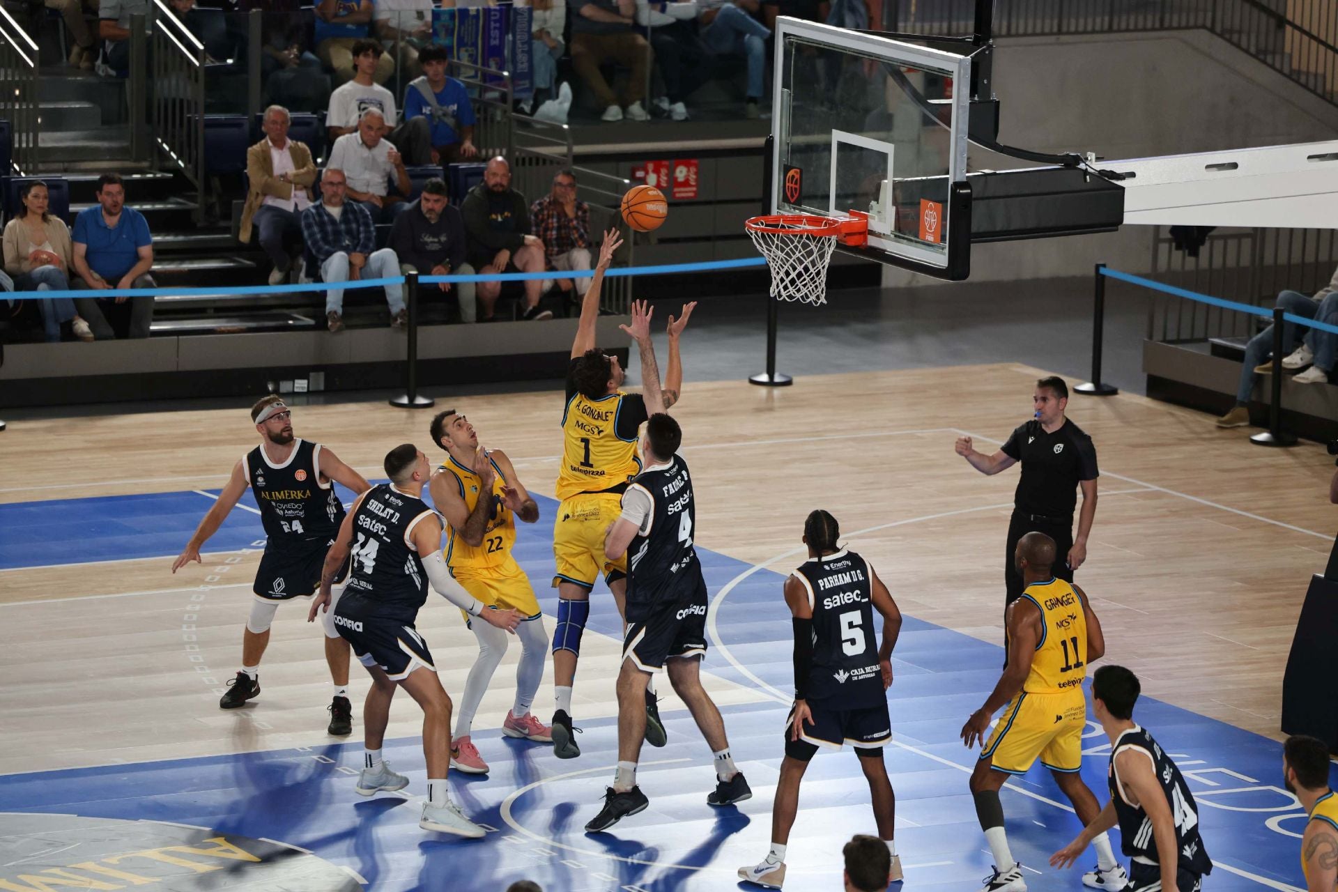 El Alimerka Oviedo Baloncesto debuta con derrota en el Palacio de los Deportes