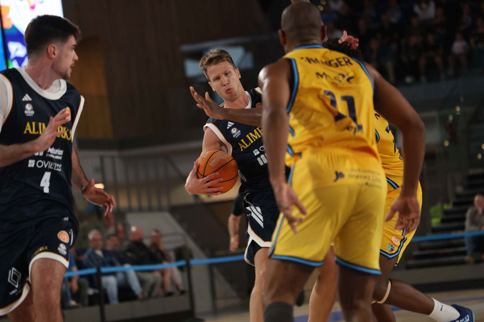 El Alimerka Oviedo Baloncesto debuta con derrota en el Palacio de los Deportes