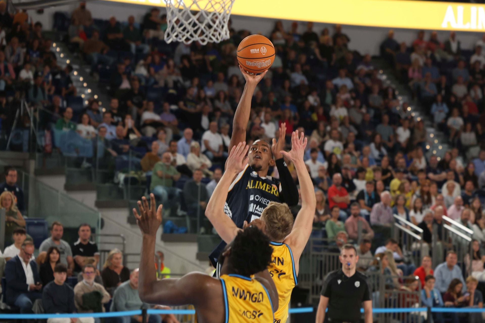 El Alimerka Oviedo Baloncesto debuta con derrota en el Palacio de los Deportes
