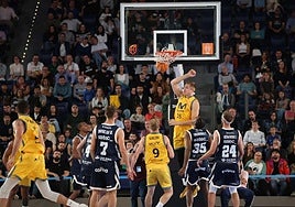 El Alimerka Oviedo Baloncesto debuta con derrota en el Palacio de los Deportes