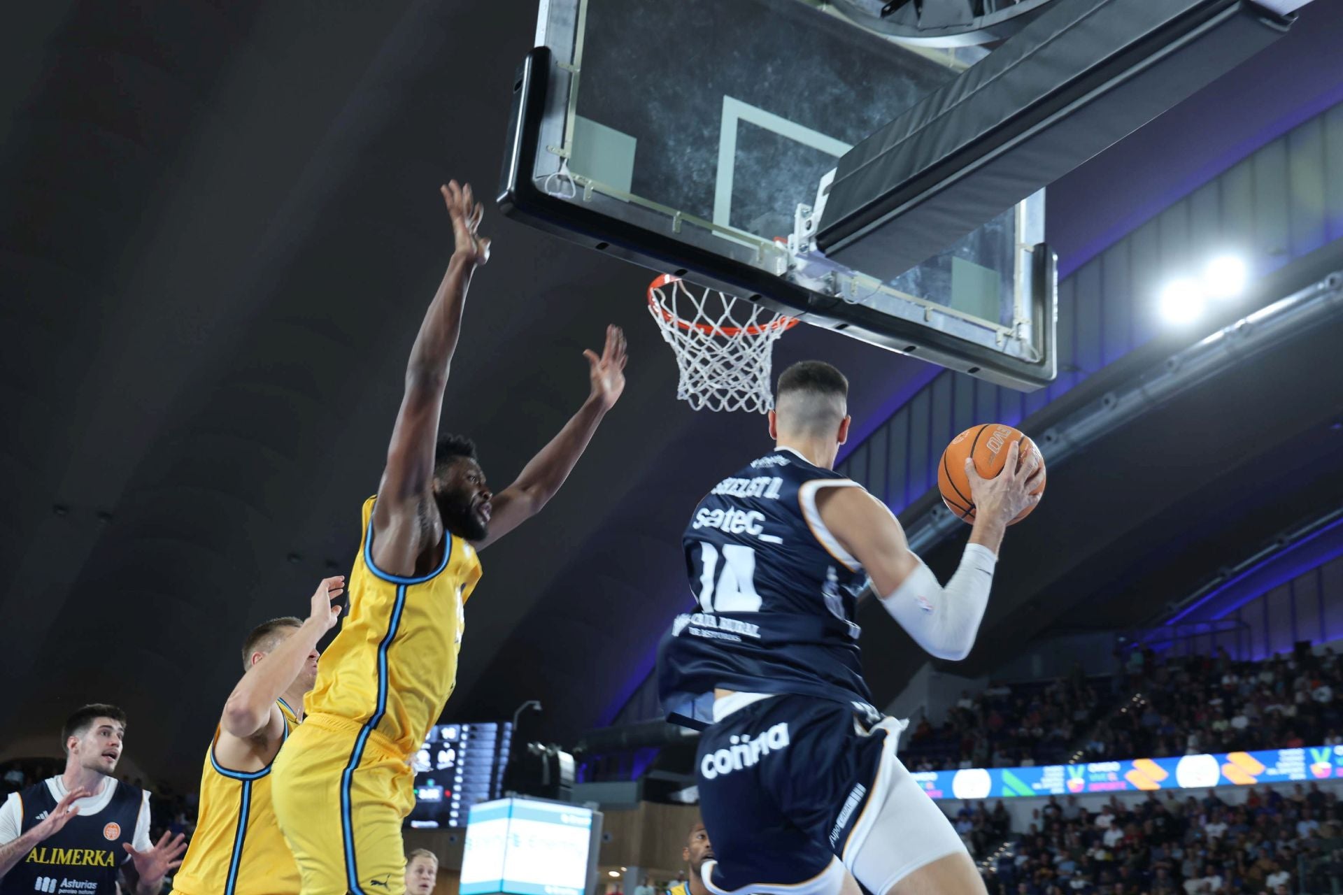 El Alimerka Oviedo Baloncesto debuta con derrota en el Palacio de los Deportes