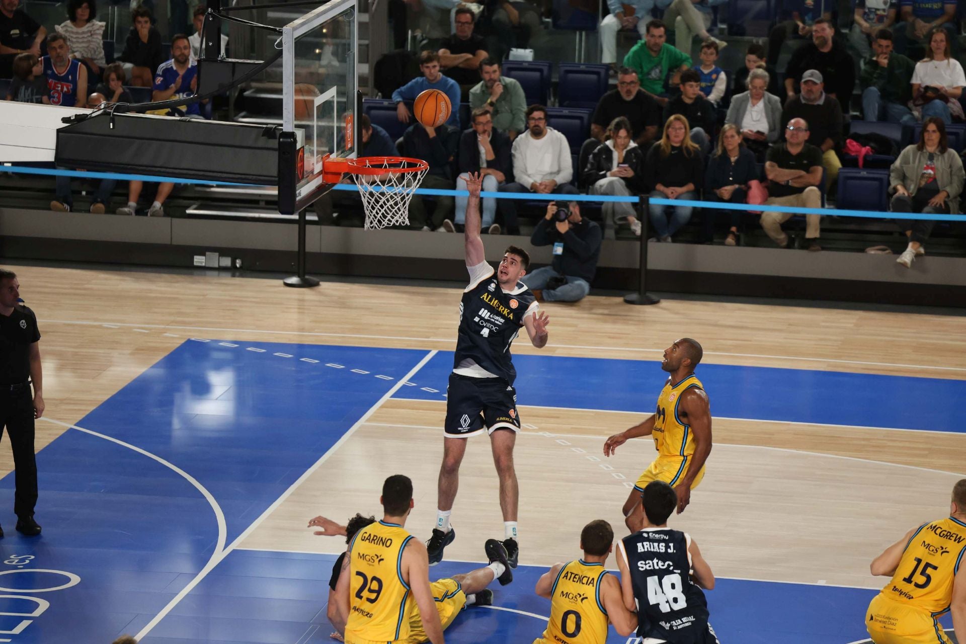 El Alimerka Oviedo Baloncesto debuta con derrota en el Palacio de los Deportes