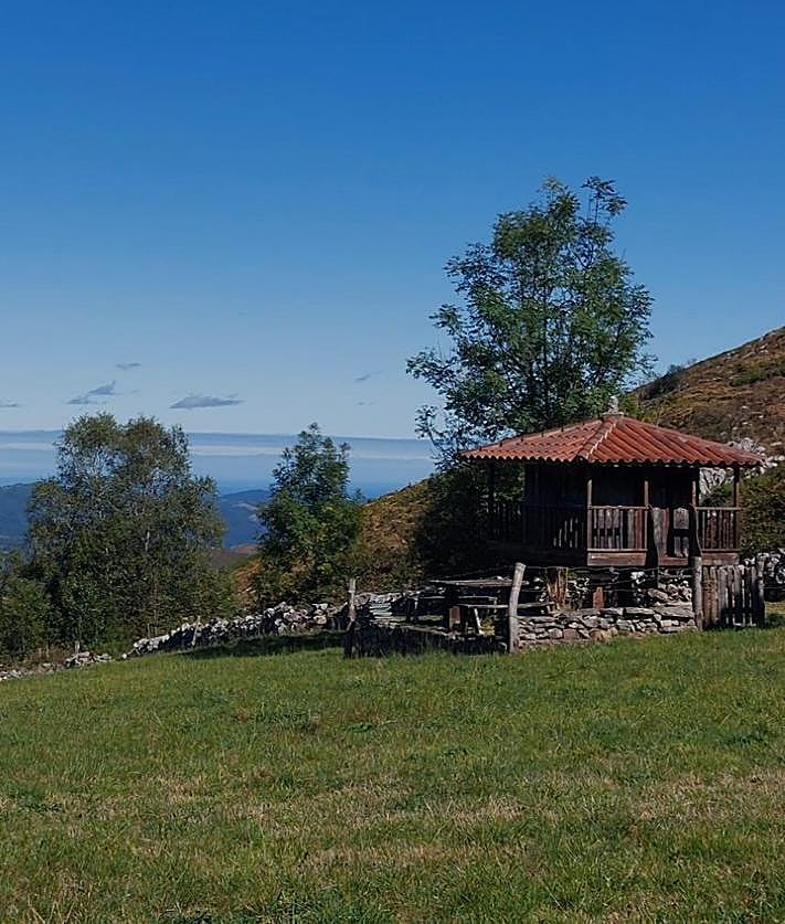 Imagen secundaria 2 - Las cimas del pico la Loral y Buey Muerto, discretas pero con panorámicas amplias, se combinan en esta ruta con calzadas de piedra, bosque, brañas...