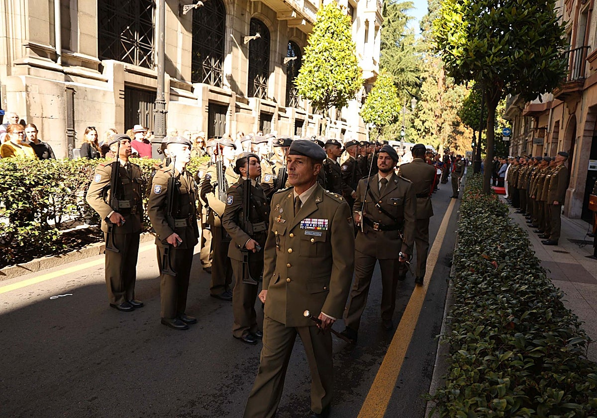 Imagen principal - Homenaje al Cabo Noval, un «héroe de Oviedo y de España»