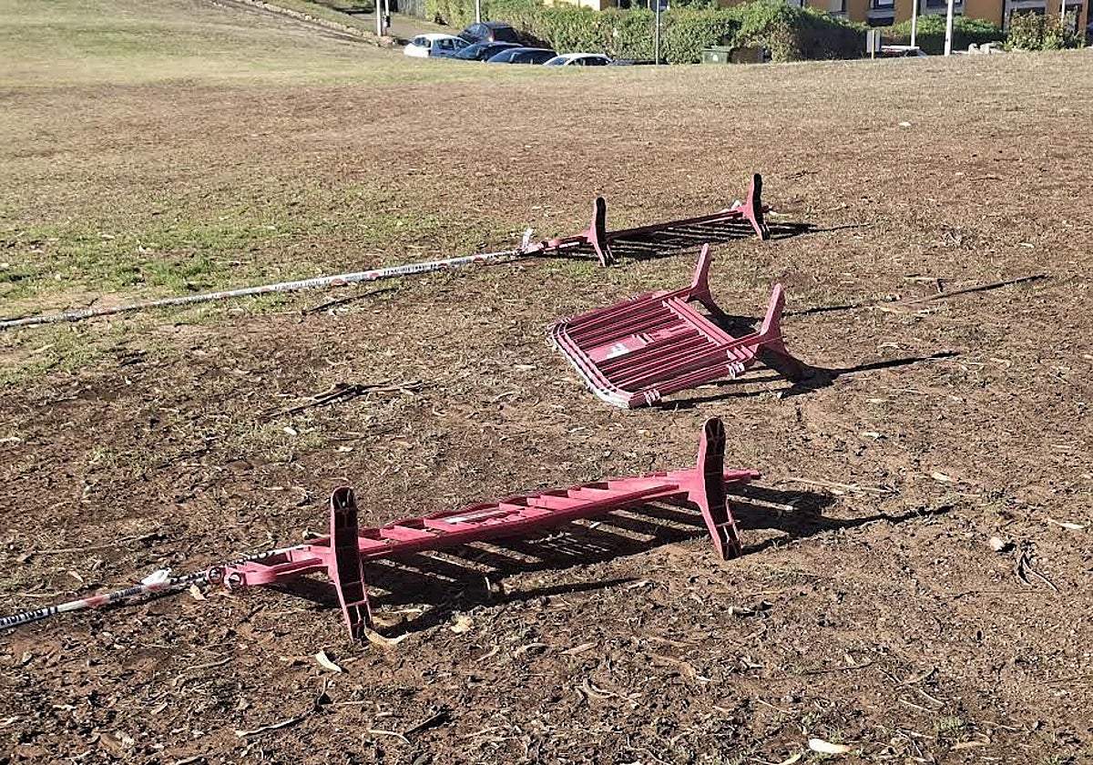 Las vallas tiradas, desde hace días, en el prao de Gervasia.