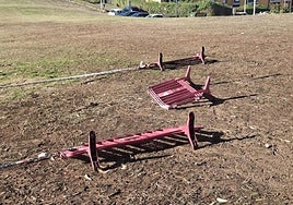 Las vallas tiradas, desde hace días, en el prao de Gervasia.