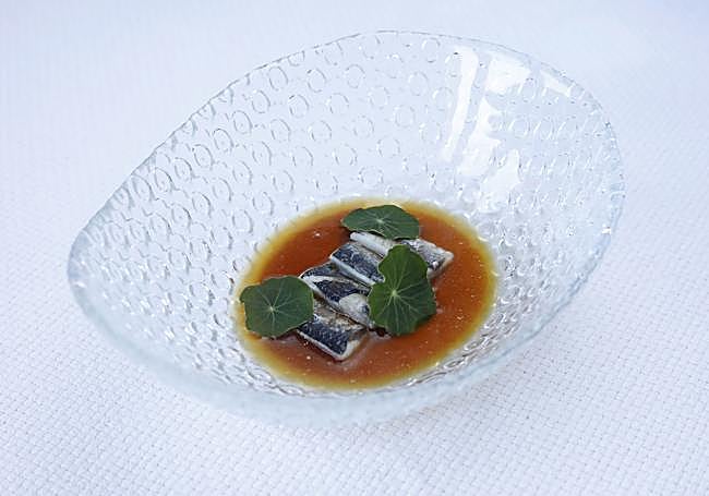 Flan salado de berenjena con caldo de verduras asadas y sardinas, de Alenda (Castiello de Selorio)