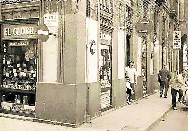 El Globo cuando fue tienda de ultramarinos y La Botica, bar. 1960.