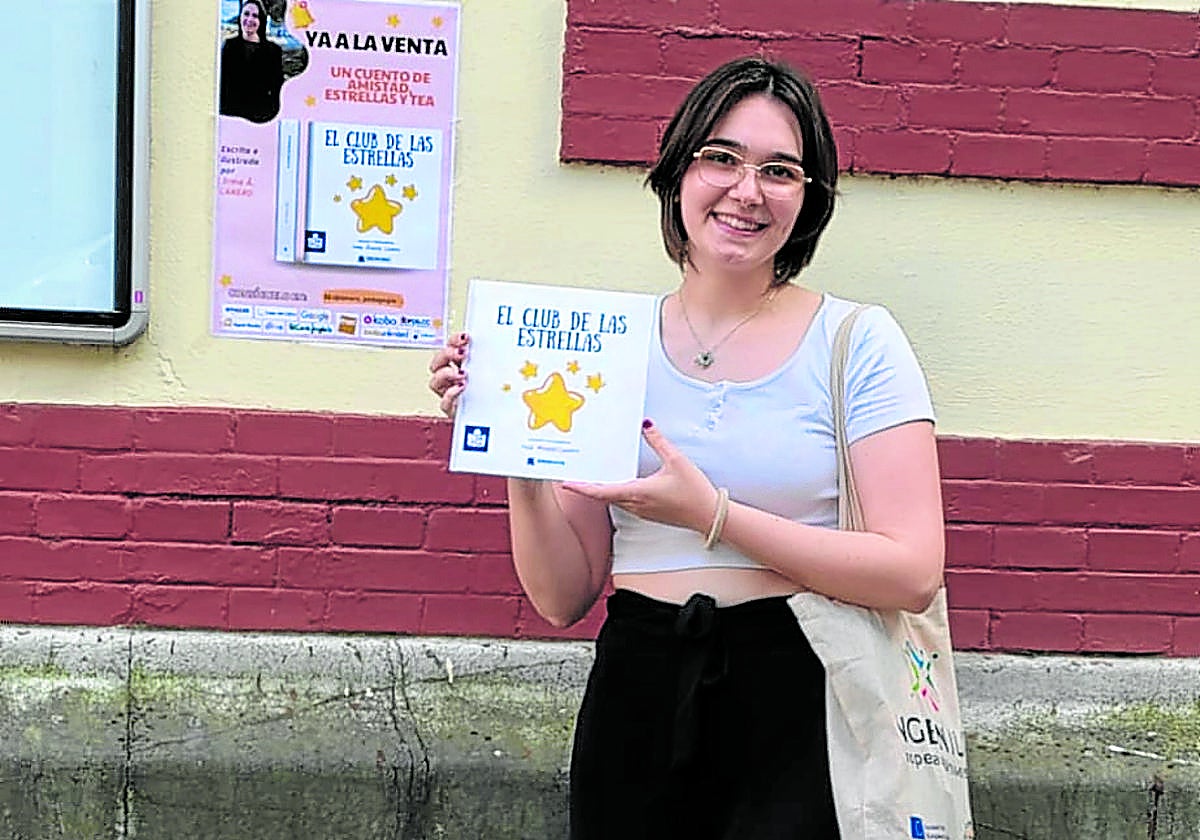 La joven escritora con su libro, 'El club de las estrellas'.