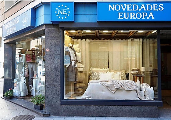 Uno de los escaparates de Novedades Europa en calle Bernardo, 35, Gijón. José Simal
