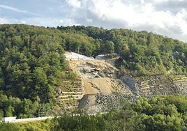 La autopista del Huerna, a la altura del argayo caído en noviembre de 2024 y donde siguen los trabajos.