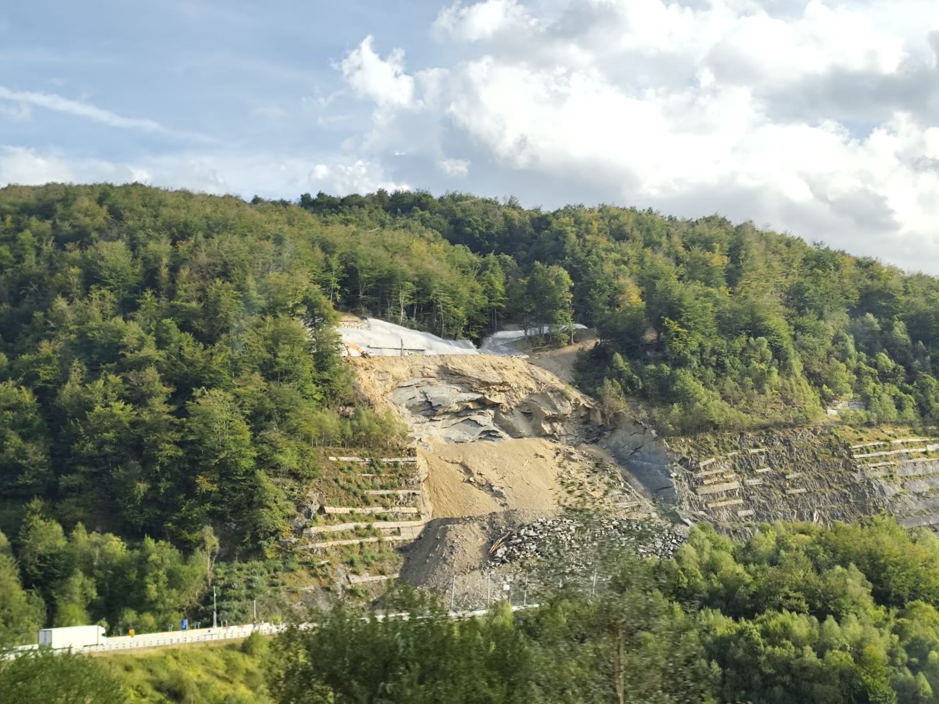 La autopista del Huerna, a la altura del argayo caído en noviembre de 2024 y donde siguen los trabajos.