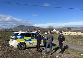 Agentes de la Policía Local con el alcalde de Siero, Ángel García (centro).