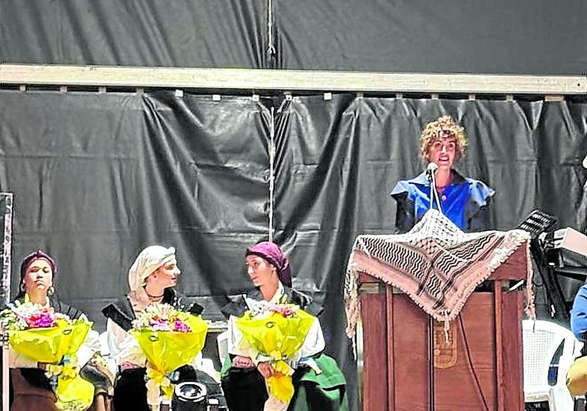 Rocío Antela, dinamizadora del valle de Cuna y Cenera y que fue edil de Cultura de Mieres entre los años 2003 y 2005, en el pregón.