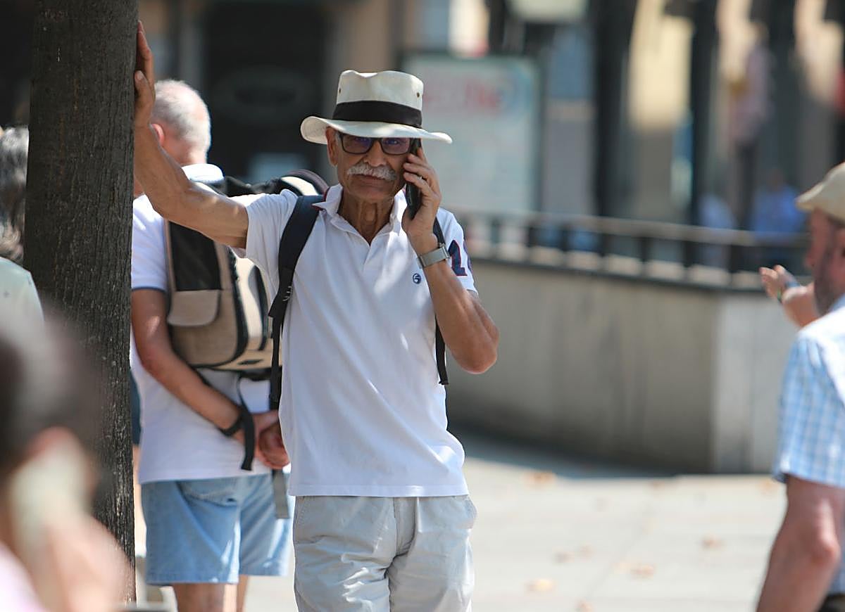 Un turista, en Gijón en un día de altas temperaturas.