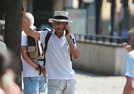 Un turista, en Gijón en un día de altas temperaturas.
