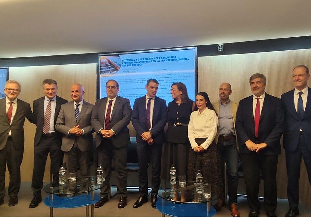 Foto de familia tras la jornada celebrada en Madrid sobre el 'Potencial y capacidades de la industria ferroviaria asturiana en la transformación del sector europeo«.