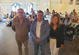 Fernando García, de la Plataforma del Voluntariado de Asturias, el concejal de Participación Ciudadana de Avilés, Pelayo García, y Paqui Ciudad, responsable de la Oficina del Voluntariado de Avilés.