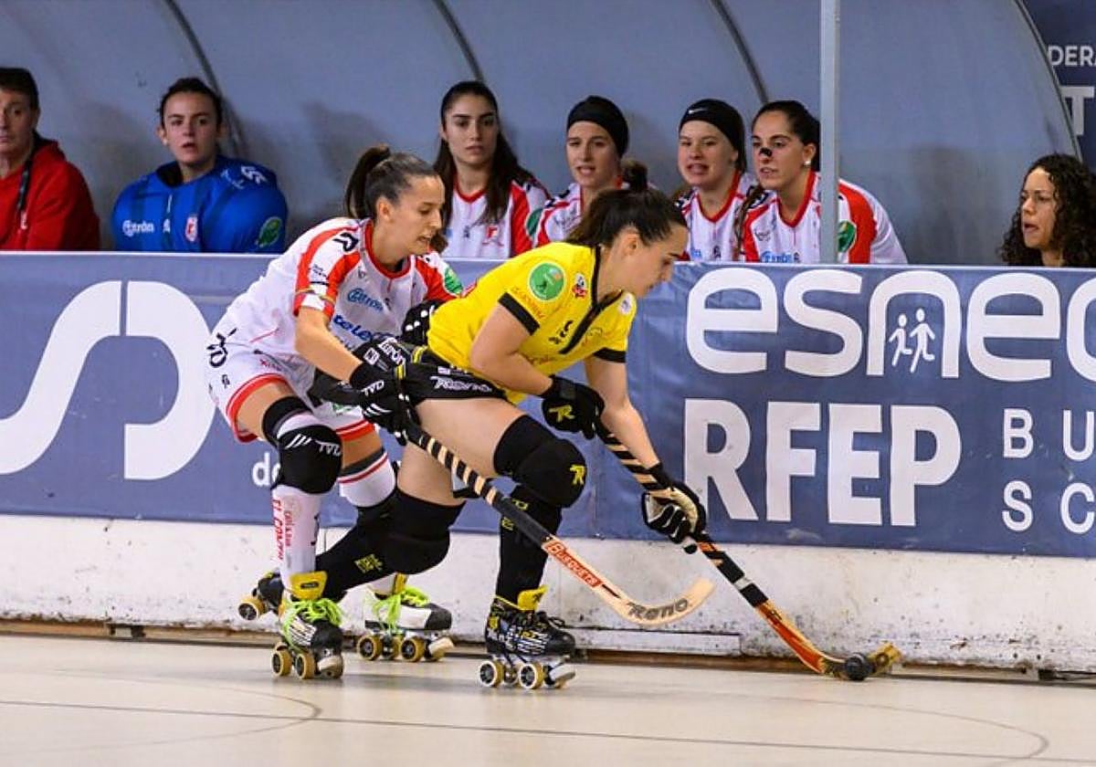 Una acción del encuentro entre el Telecable y el Palua, frente al banquillo gijonés.